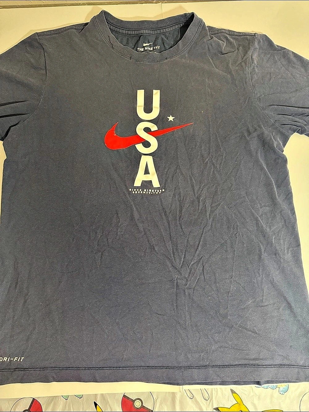 Nike The Nike Tee Graphic Tee Size Medium Gray
